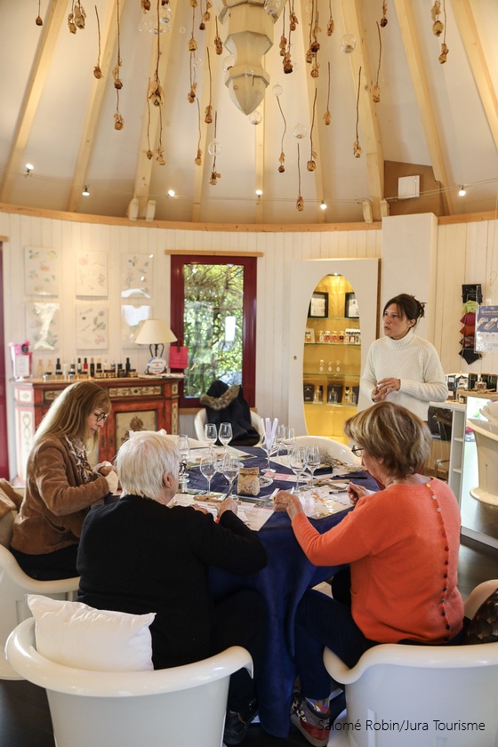 Bon_cadeau_animation_olfactive_parfums_et_vins_du_jura_bulle_a_parfums_jura