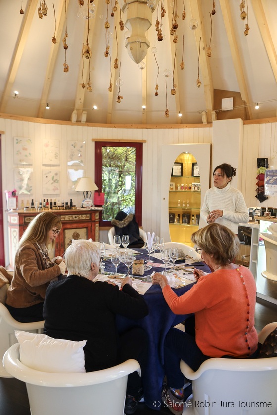interieur-Bulle-a-parfums-atelier-sensoriel-aromes-vin-du-Jura